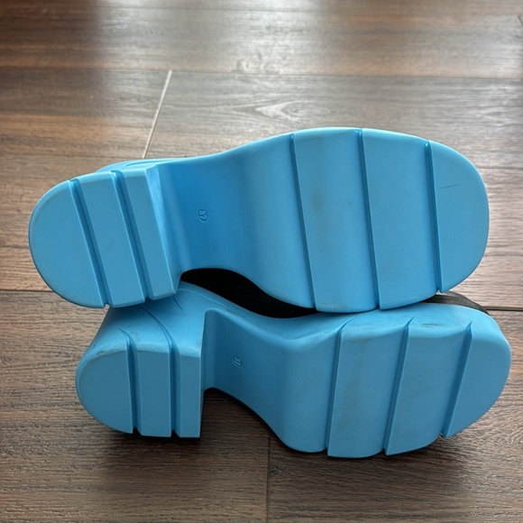 Unlace Italian NWOT Leather with Blue rubber bottom. No box - Picture 7 of 10